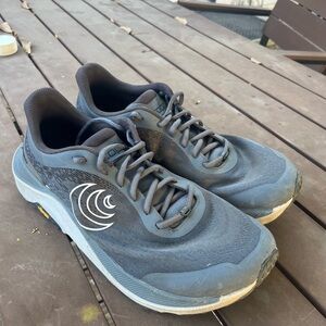 Men's Athletic Shoes in Black and Gray